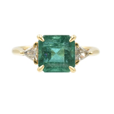Lot 39 - An emerald and diamond ring, set in 18ct gold