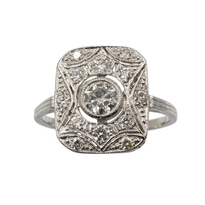 Lot 46 - An Art Deco platinum and diamond geometric tablet ring