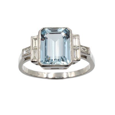 Lot 178 - An Aquamarine and diamond ring set in platinum
