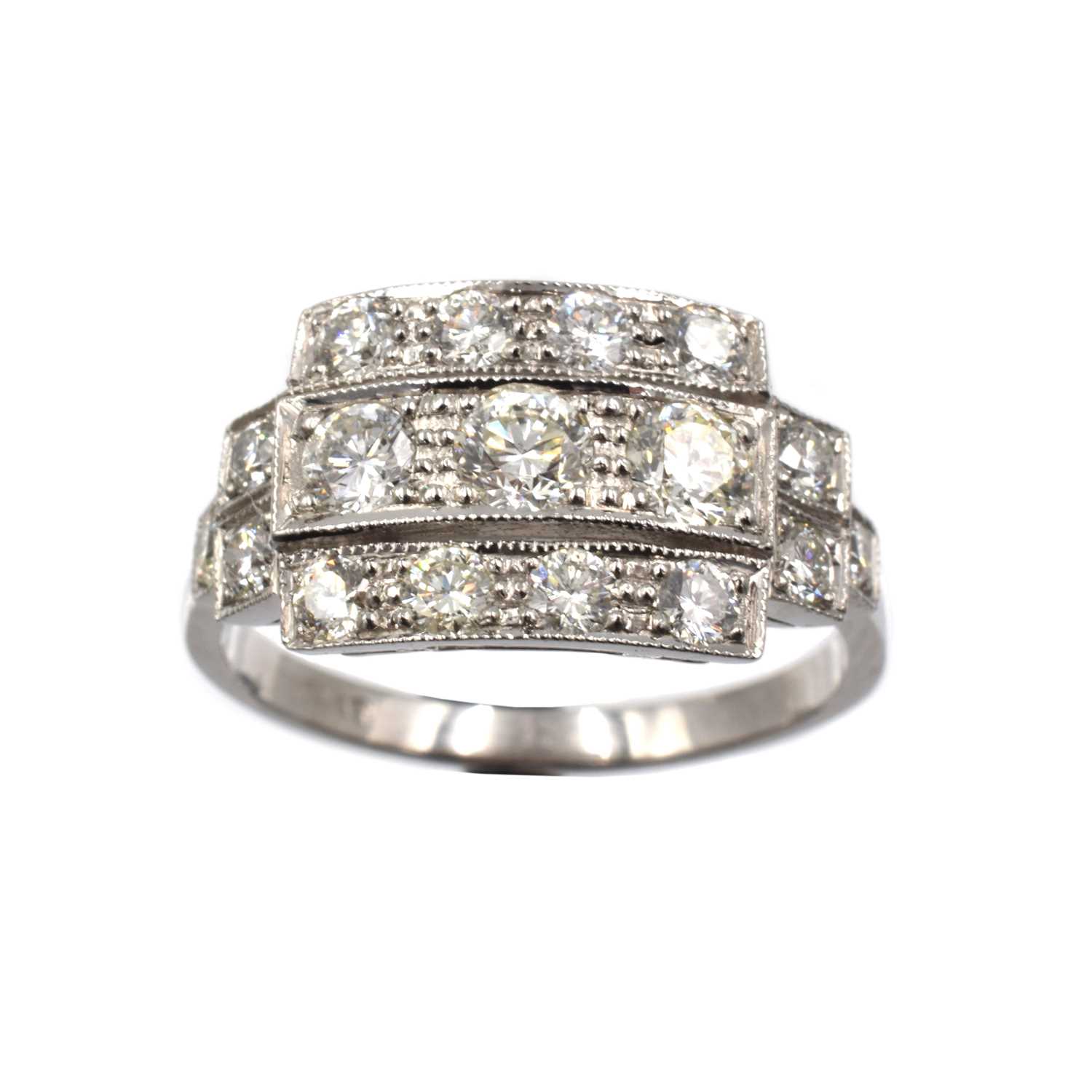 Lot 91 - An Art Deco diamond and platinum ring
