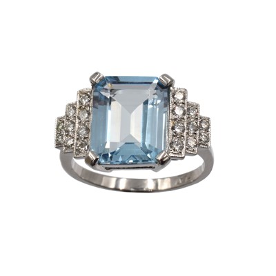 Lot 109 - An aquamarine and diamond ring, set in platinum