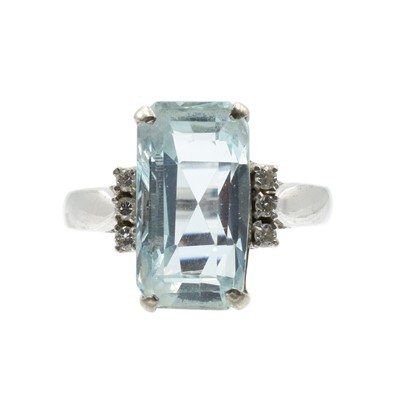 Lot 220 - An aquamarine and diamond ring, set in 9ct gold
