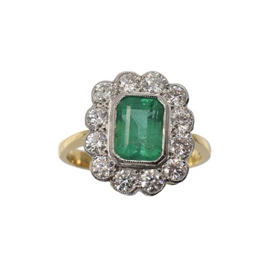 Lot An emerald and diamond cluster ring, set in18ct gold