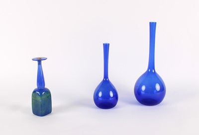 Lot 9 - Graduated Pair of Swedish Bottle Vases by Arthur Percy for Gullaskruf