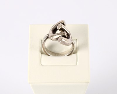 Lot 145 - Vintage Modernist Silver 'Wishbone' Ring