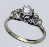 Lot 348 - Diamond cluster ring