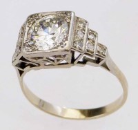 Lot 253 - Diamond ring.