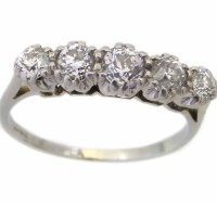 Lot 275 - Five stone diamond ring
