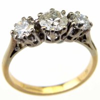 Lot 258 - Three stone diamond ring