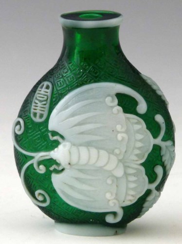 Lot 317 - Chinese cameo glass snuff bottle qianlong mark.