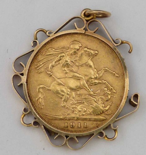 Lot 427 - Gold Soveriegn in Mount