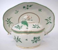 Lot 118 - Worcester sauce tureen with cover and stand circa