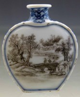 Lot 180 - Chinese heart-shaped snuff bottle painted en