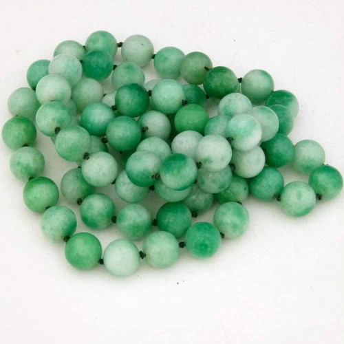 Lot 317 - String of jade beads