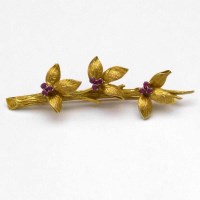 Lot 355 - 18ct gold and ruby leaf spray bar brooch, 9.5g