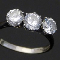 Lot 208 - Three-stone diamond ring, approx 1.6ct