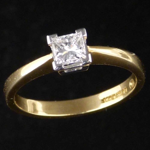 Lot 210 - Single stone Princess diamond 750 ring.