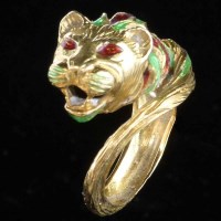 Lot 211 - Gold and enamel panther ring, 9.5g