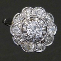 Lot 219 - Old cut diamond cluster ring