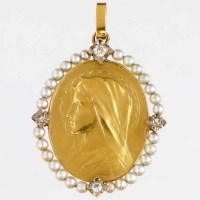 Lot 223 - Oval gold Madonna pendant, 6.0g