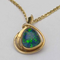 Lot 291 - Australian 10ct gold pendant set with blue green