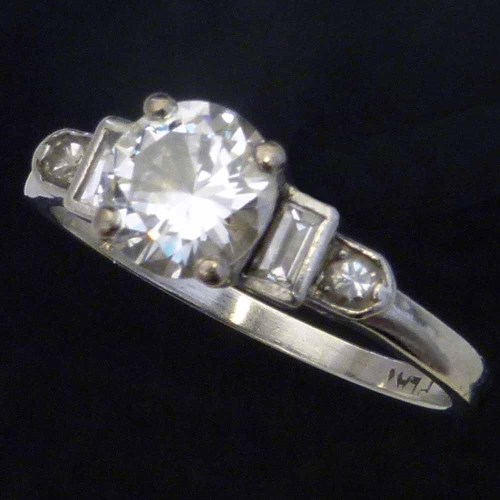 Lot 292 - Platinum and Diamond ring 3.2g approx 0.97ct