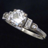 Lot 292 - Platinum and Diamond ring 3.2g approx 0.97ct