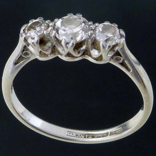 Lot 296 - Three-stone diamond ring set in platinum