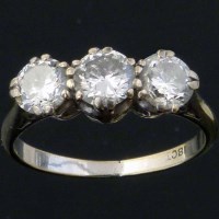 Lot 309 - Three stone diamond ring