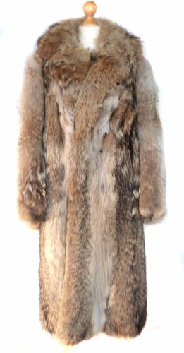 Lot 407 - A multi-toned wolf fur coat