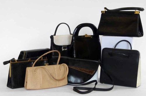 Lot 455 - A collection of vintage and vintage style bags