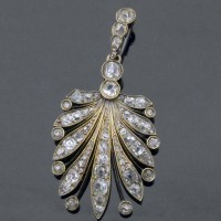 Lot 256 - Palm shaped pendant set with diamonds