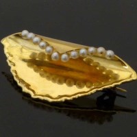 Lot 258 - 18ct (750) gold and pearl modern design brooch