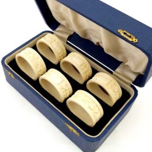 Lot 26 - Cased set of ivory napkin rings.