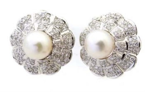 Lot 398 - 18ct white gold (750) pearl and pave diamond