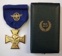 Lot 71 - German (WW2) 25 year long service police medal.