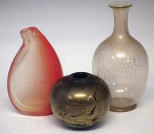 Lot 138 - Archimede Seguso Polveri vase and two others.
