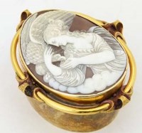 Lot 11 - Oval box with shell cameo lid
