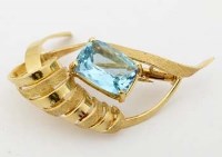Lot 261 - 18 carat gold and aquamarine brooch