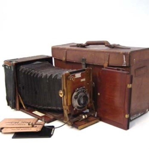 Lot 22 - The Sanderson  'De Luxe' model mahogany plate camera