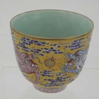 Lot 113 - Chinese enamelled vase, Yongzheng mark
