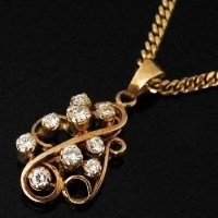 Lot 318 - 9ct yellow gold pendant set with 9 diamonds