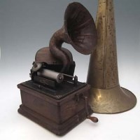 Lot 23 - Edison fireside phonograph, quantity cold moulded records and two horns.