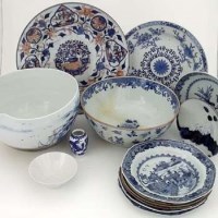 Lot 134 - Group of mixed Chinese porcelain, Qianlong - modern (mostly damaged)