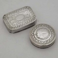 Lot 411 - George III silver vinaigrette; silver pill box
