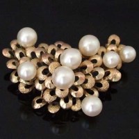 Lot 457 - 14K gold and cultured pearl brooch