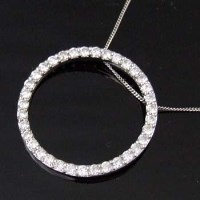Lot 463 - 18k white gold ring-shaped pendant set with a
