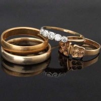 Lot 491 - 18ct gold five-stone diamond ring; 22ct gold