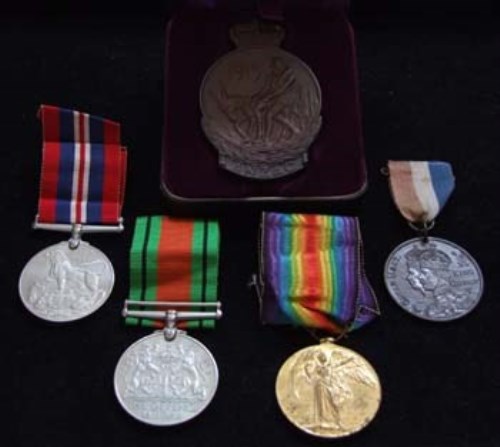 Lot 50 - World War One group of two awarded to 1579 PTE. F. LEA, 7 BN. A.I.F. and other medals (5).