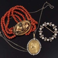 Lot 412 - French diamond and pearl wreath brooch; gold and
